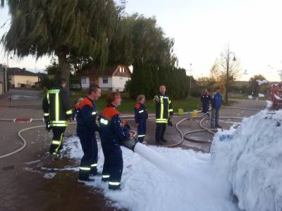}
}========Bilder von Übungen=========


Jugendfeuerwehr

====== "Schaumparty" am 03.05.2010 ======

Die Übung; brennendes Fahrzeug soll gelöscht werden.

{{:feuerwehr:uebungen:1207.jpg|